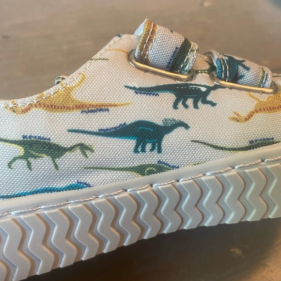 NWOT Tucker + Tate Smithsonian Alex Sneaker in grey dinosaur print - Picture 4 of 4